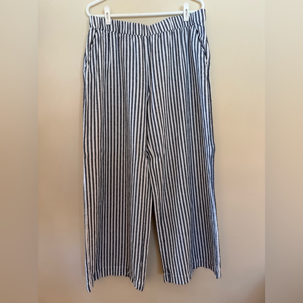 Women’s Caslon navy and white linen pants. Elastic stretch waistband. Size L.